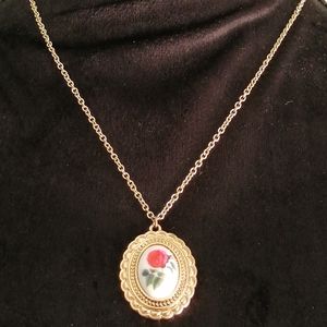 💸FREE WITH PURCHASE Ardene Faux Vintage Rose Necklace